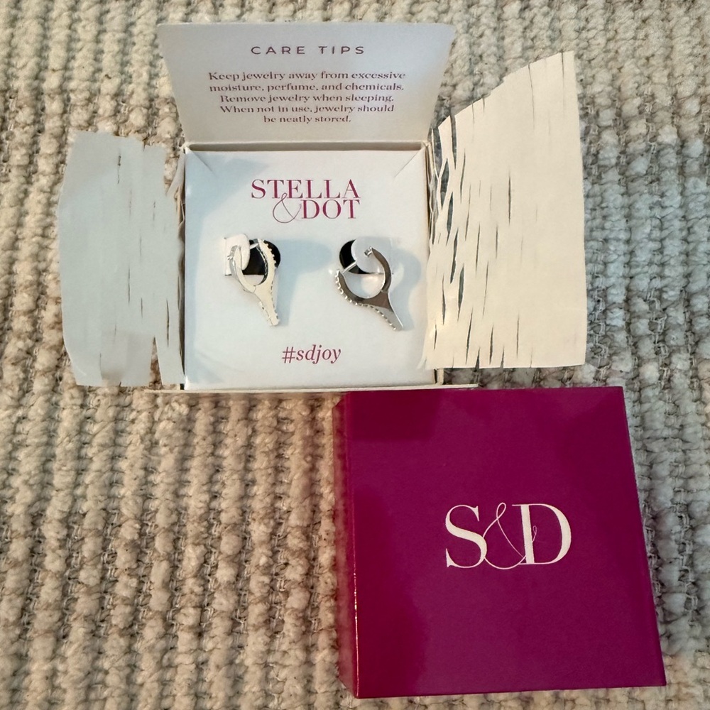 Stella & Dot Brand New Never Worn Silver Dagger Earrings